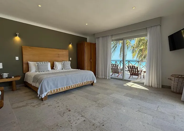 El Paraiso Hotel
